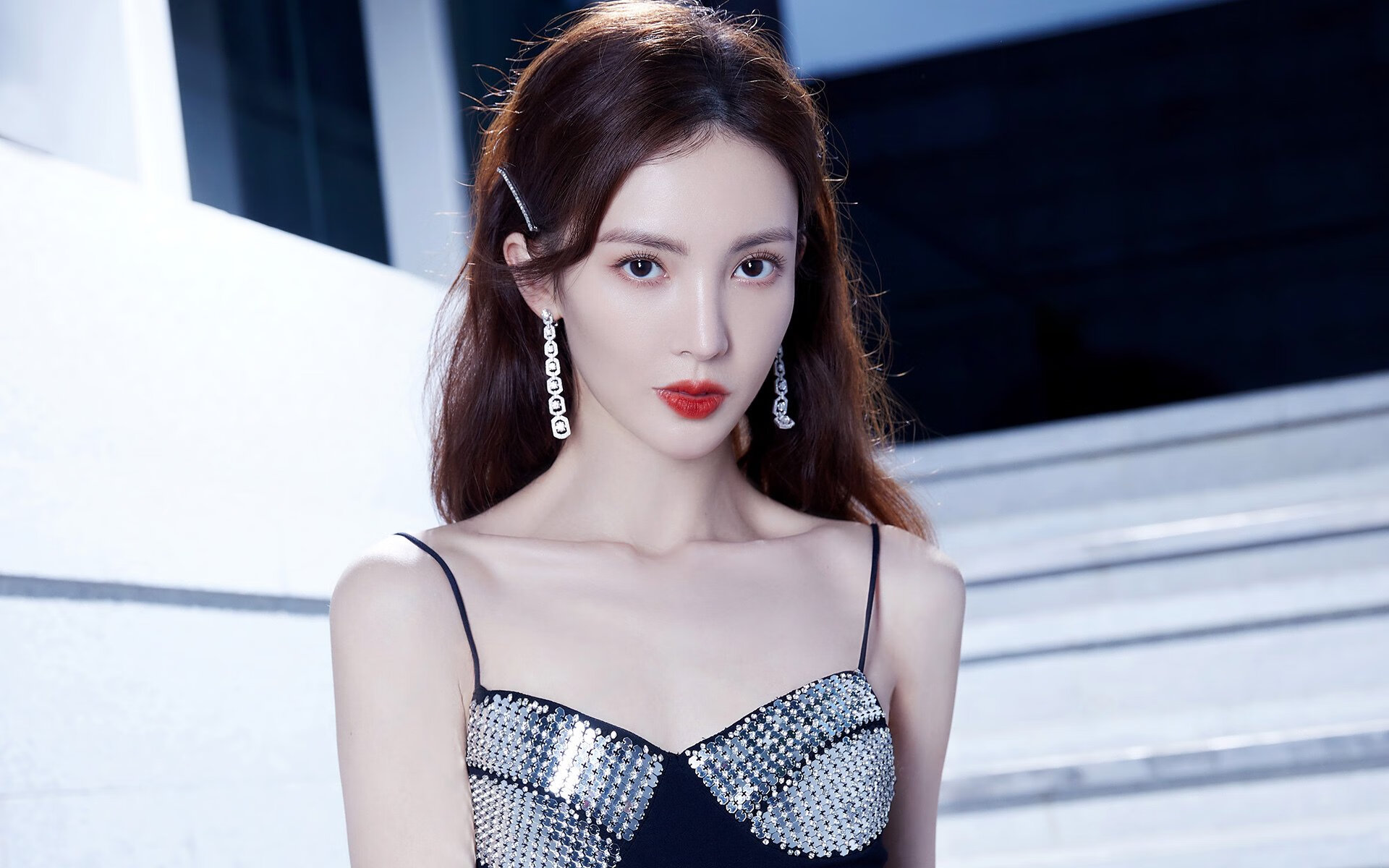 高位逼抢打乱对手中后场组织,高位战术